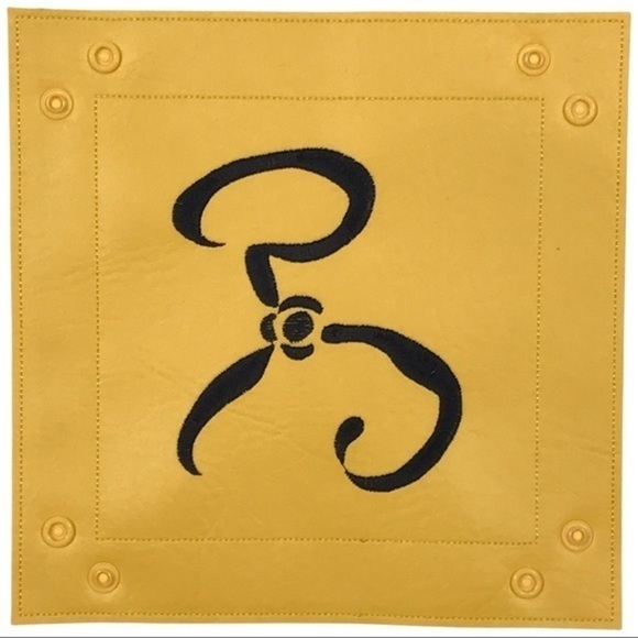 The King in Yellow Dice Tray - Black - Picture 8 of 9